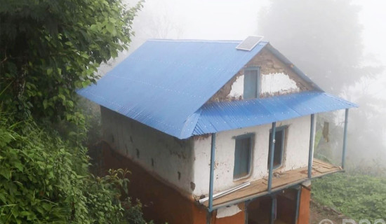 हतुवागढीका विपन्न परिवारलाई जस्तापाताको छानो