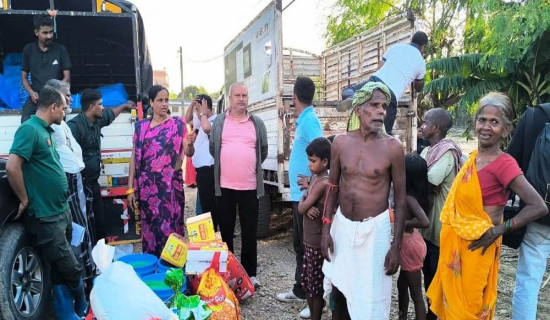 बाढी प्रभावित परिवारलाई राहत वितरण