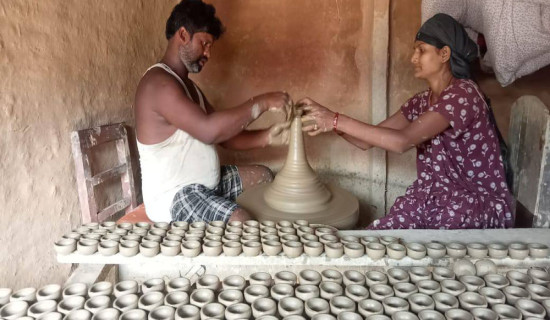 इनरुवाका पण्डित(कुम्भकार) समुदायलाई दियो र घैला बनाउन भ्याइनभ्याइ
