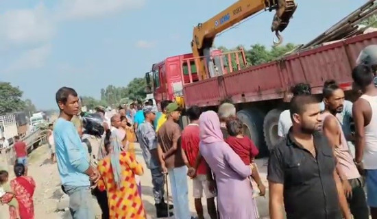 ट्रकको ठक्करबाट वृद्धको मृत्यु, राजमार्ग अवरुद्ध