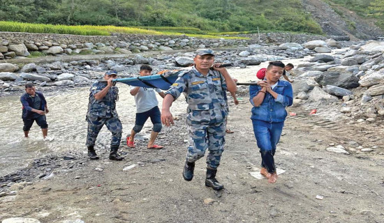 एम्बुलेन्सलाई बाटो छैन, बिरामी स्ट्रेचरमा
