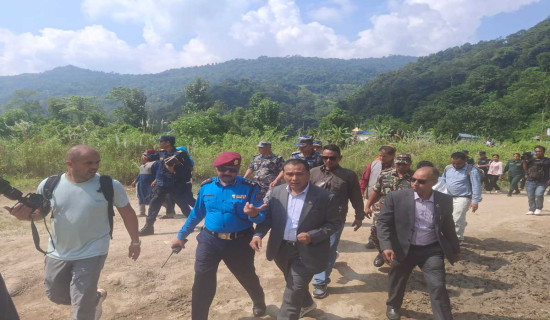 इलामको बाढी प्रभावित क्षेत्रमा मन्त्री  घिसिङ : सरोकारवालासँग छलफल