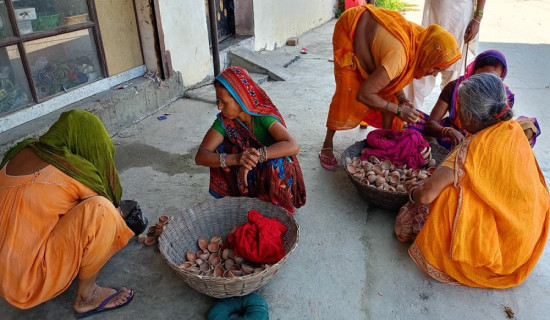 नजिकिँदै दीपावली  : दियो बेचेर उज्यालो पार्ने काममा ग्रामीण महिला