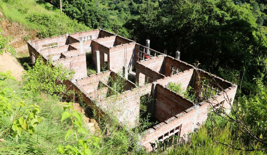 दशरथचन्दमा स्वास्थ्यचौकी भवन छ वर्षदेखि अलपत्र