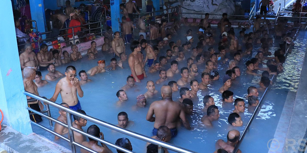 सिङ्गा तातोपानीमा स्नान गर्नेको भीड