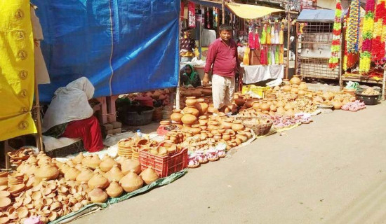 बाँकेका कुम्हाललाई तिहारका लागि माटोका दियो बनाउन भ्याइनभ्याई