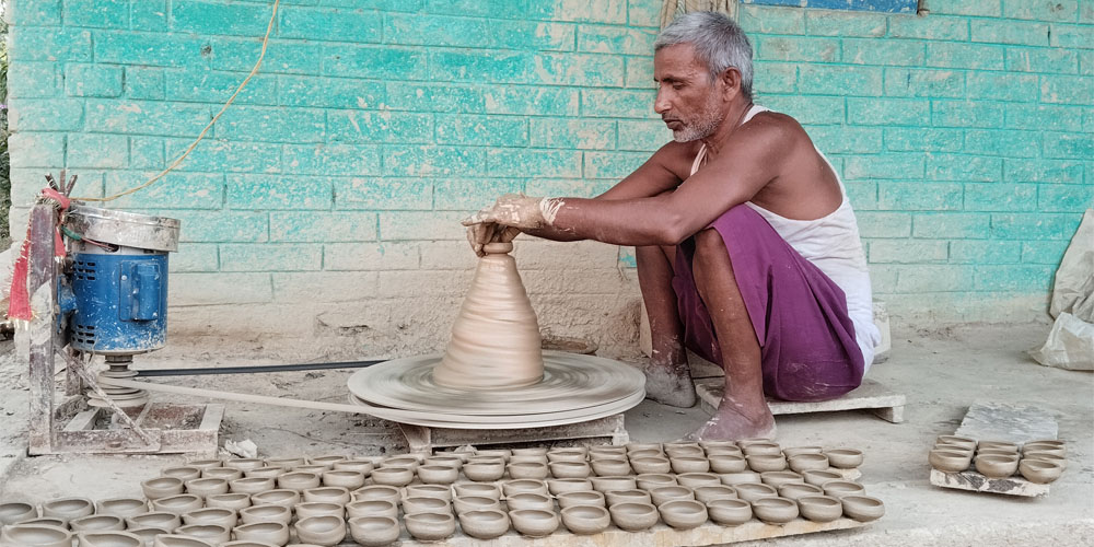 कुम्हार समुदाय माटोको दियो बनाउन व्यस्त