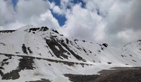 हिमपातले आन्तरिक पर्यटक अलपत्र