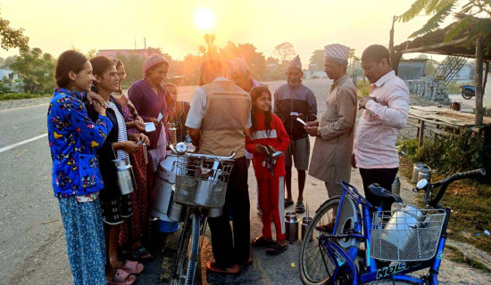 बिस वर्षदेखि साइकलमा दुध बेच्दै युवराज