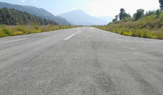 विपन्न घर परिवारलाई कुखुराको खोर वितरण