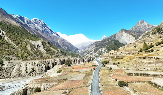 हुम्दे खाङसर सडक र पृष्ठभूमिमा तिलिचो हिमाल