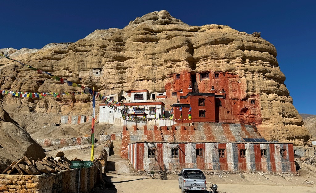 पर्यटक लोभ्याउँदै रातो पहाडमा बनाइएको लो निफु गुम्बा