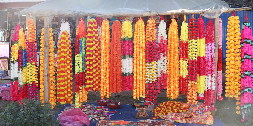 कृत्रिम फूलमालाको कारोबार बढ्याे