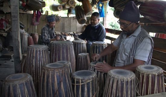 तिहारका लागि मादल बनाउन भ्याइनभ्याई