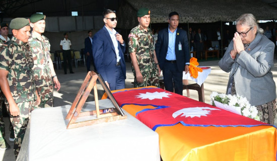 प्रधानमन्त्री कार्कीद्वारा  विपिन जोशीप्रति श्रद्धाञ्जली अर्पण