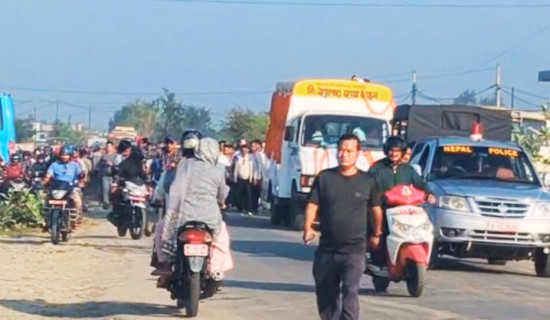 विपिन जोशीको महाकाली नदीमा अन्त्येष्टि गरिँदै