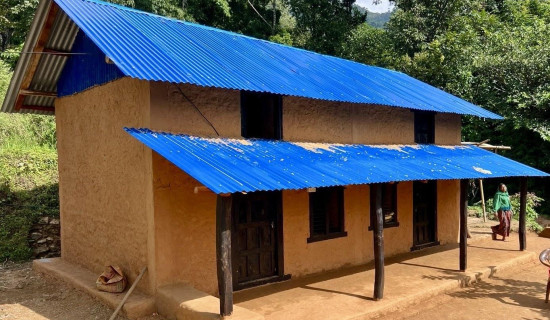 विपन्न परिवारलाई घर हस्तान्तरण