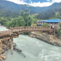 डुङ्गामा सयर गरेर गन्तव्यतर्फ जाँदै स्थानीयवासी