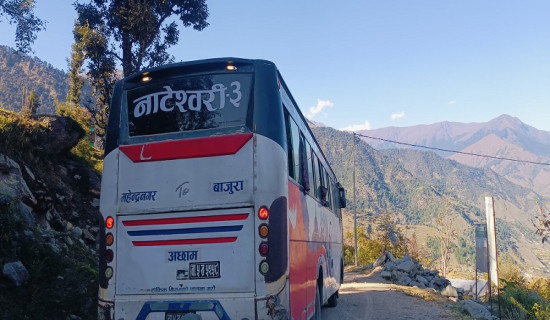 प्रधानमन्त्री ओलीद्वारा बहिनीहरूबाट टीका ग्रहण