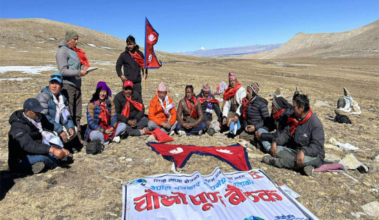 संविधान दिवसमा हुम्लावासीको देउडा नाच (फोटो फिचर)
