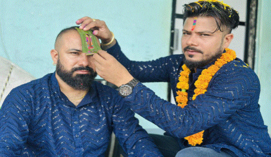 दाजुभाइले एकापसमा लगाए भाइटीका