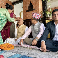 दाउरा बेचेर पढाइ खर्चको जोहो