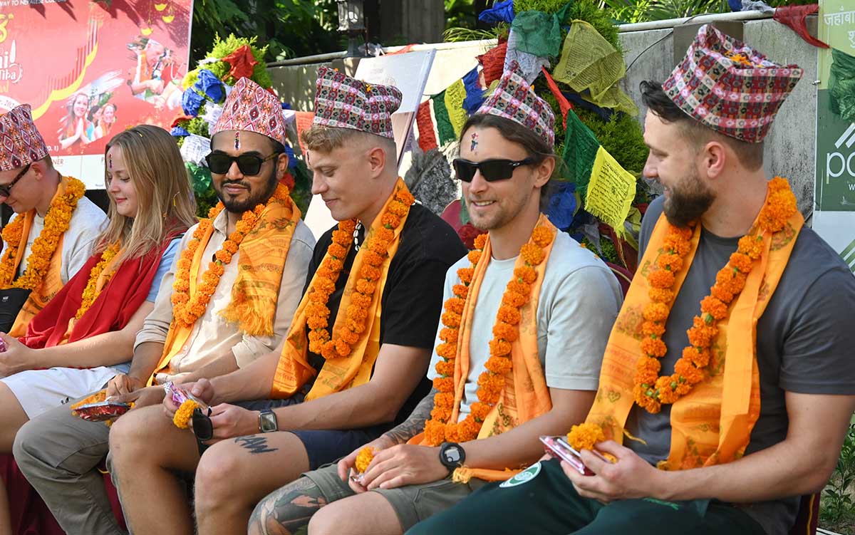 विदेशी दाजुभाइलाई नेपाली दिदीबहिनीले लगाए भाइटीका