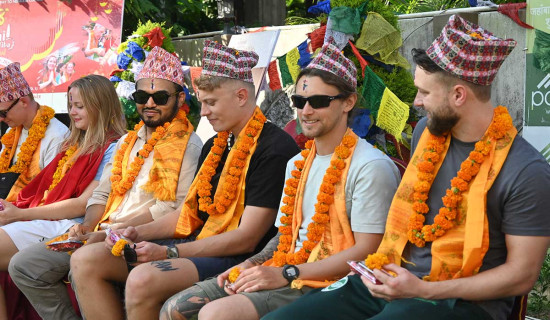 विदेशी दाजुभाइलाई नेपाली दिदीबहिनीले लगाए भाइटीका