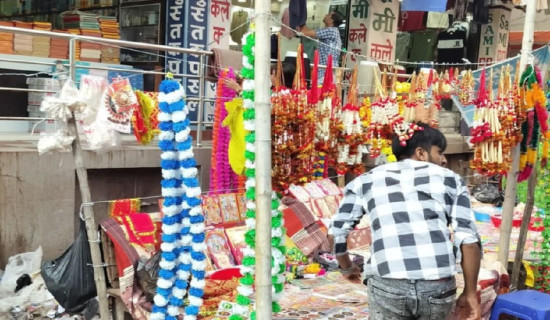 सप्तरीमा प्लास्टिकको फूलमाला खुलेआम बिक्री, प्रशासन मौन