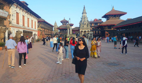 भक्तपुर दरबार क्षेत्रमा पर्यटक