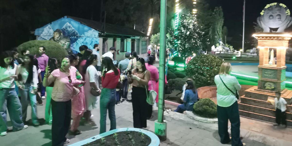 स्मारकमा पर्यटकको आकर्षण