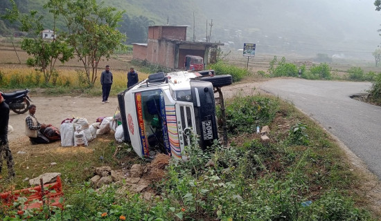 फोर्स गाडी दुर्घटना : बालकसहित पाँचजना घाइते