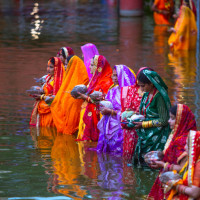 पूजा सामग्रीले सजिएका तराईका छठ घाट