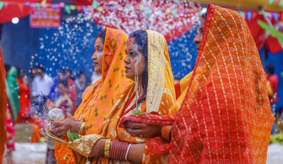 छठ पर्व : अस्ताउँदो सूर्यलाई दिइयो अर्घ्य (फोटो फिचर)