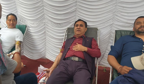 रक्तदानमा  महामन्त्री शर्मा