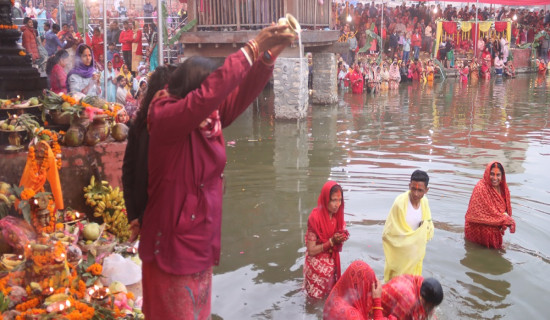 उदाउँदो सूर्यलाई अर्घ दिइयो