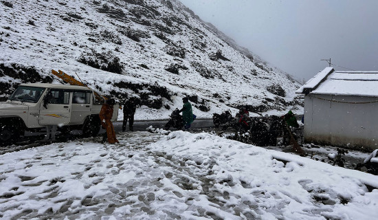 मुस्ताङ र मनाङमा भारी वर्षासँगै हिमपात
