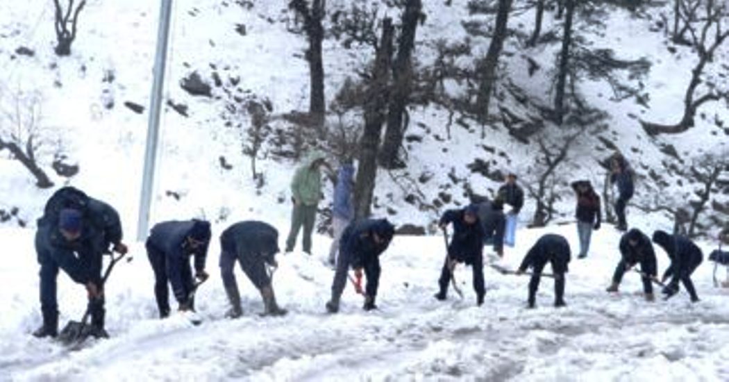 सडकको हिउँ पन्छाएर पदयात्रीलाई सहजीकरण गर्दै सशस्त्र प्रहरी