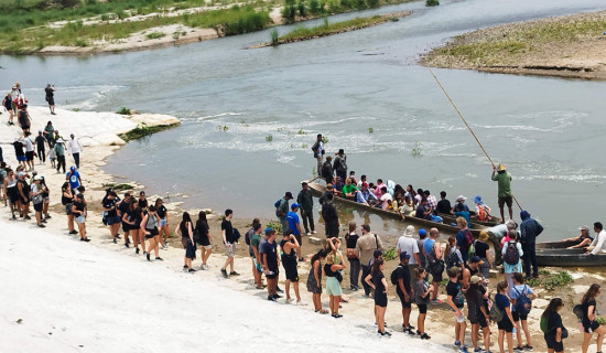 आन्तरिक पर्यटनले धानिएको सौराहा