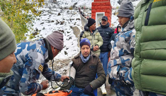 मुस्ताङमा हिमपात र चिसोबाट प्रभावित पर्यटकको उपचारमा सशस्त्रको टोली