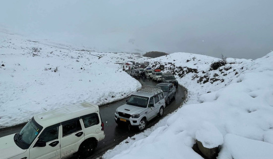 मौसम फेरबदलको सूचनाले फर्किन थाले पर्यटक