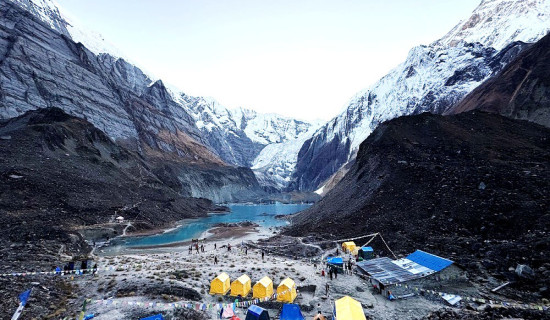 अन्नपूर्ण आधार शिविरमा डेढ महिनामा १२ हजारभन्दा बढी पर्यटक पुगे
