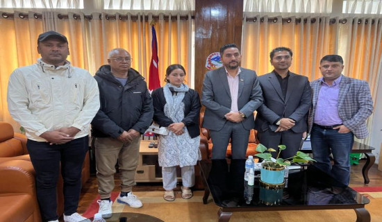 सञ्चारमन्त्री खरेलद्वारा दिवङ्गत पत्रकार सुरेश रजकको परिवारसँग भेट