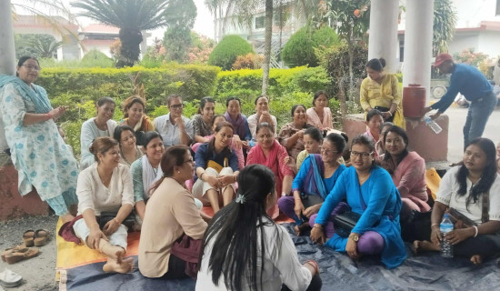 कर्मचारी निकालेको भन्दै मेचीनगरमा धर्ना