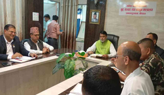 पहिरोपीडितलाई पाँच केजी चामल