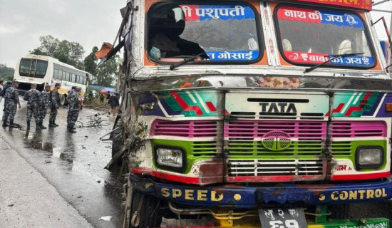 बस र ट्याङ्कर ठोक्किदा चार घाइते