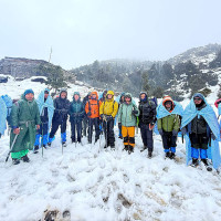 एम्बुलेन्सलाई बाटो छैन, बिरामी स्ट्रेचरमा