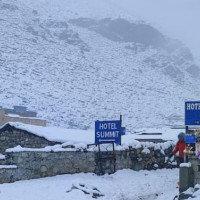 मन्दिर परिसर सिँगार्दै कलाकार ठाकुर