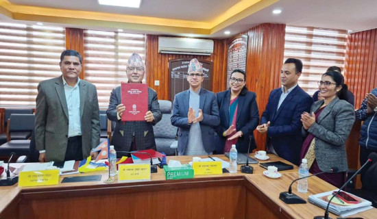 विद्यार्थीलाई कपाल काट्ने तालिम