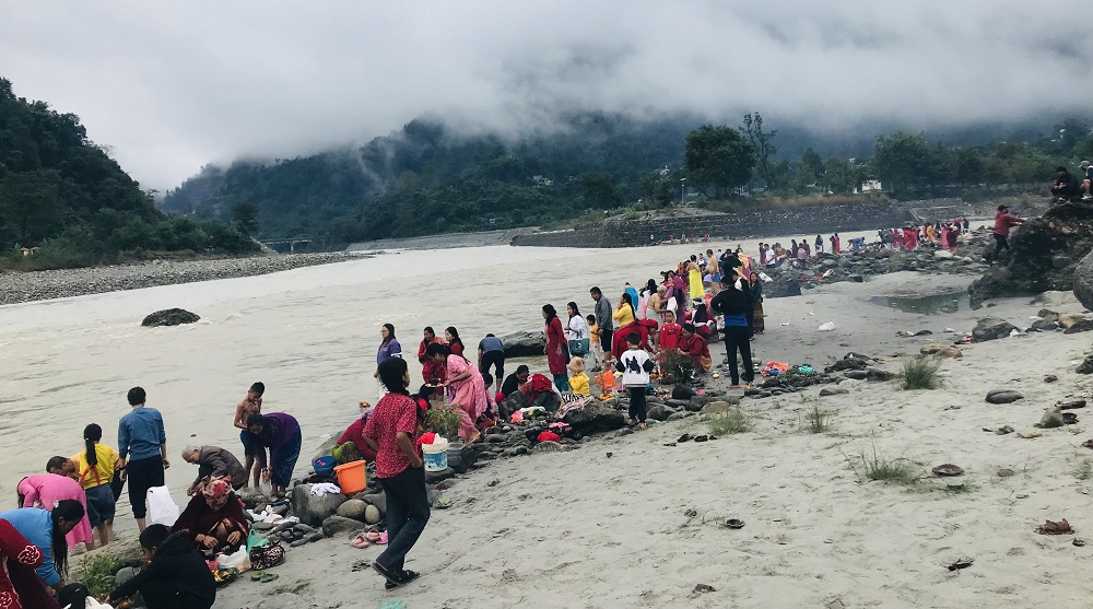 हरिबोधनी एकादशीका अवसरमा देवघाटधाममा दर्शनार्थीको घुइँचो